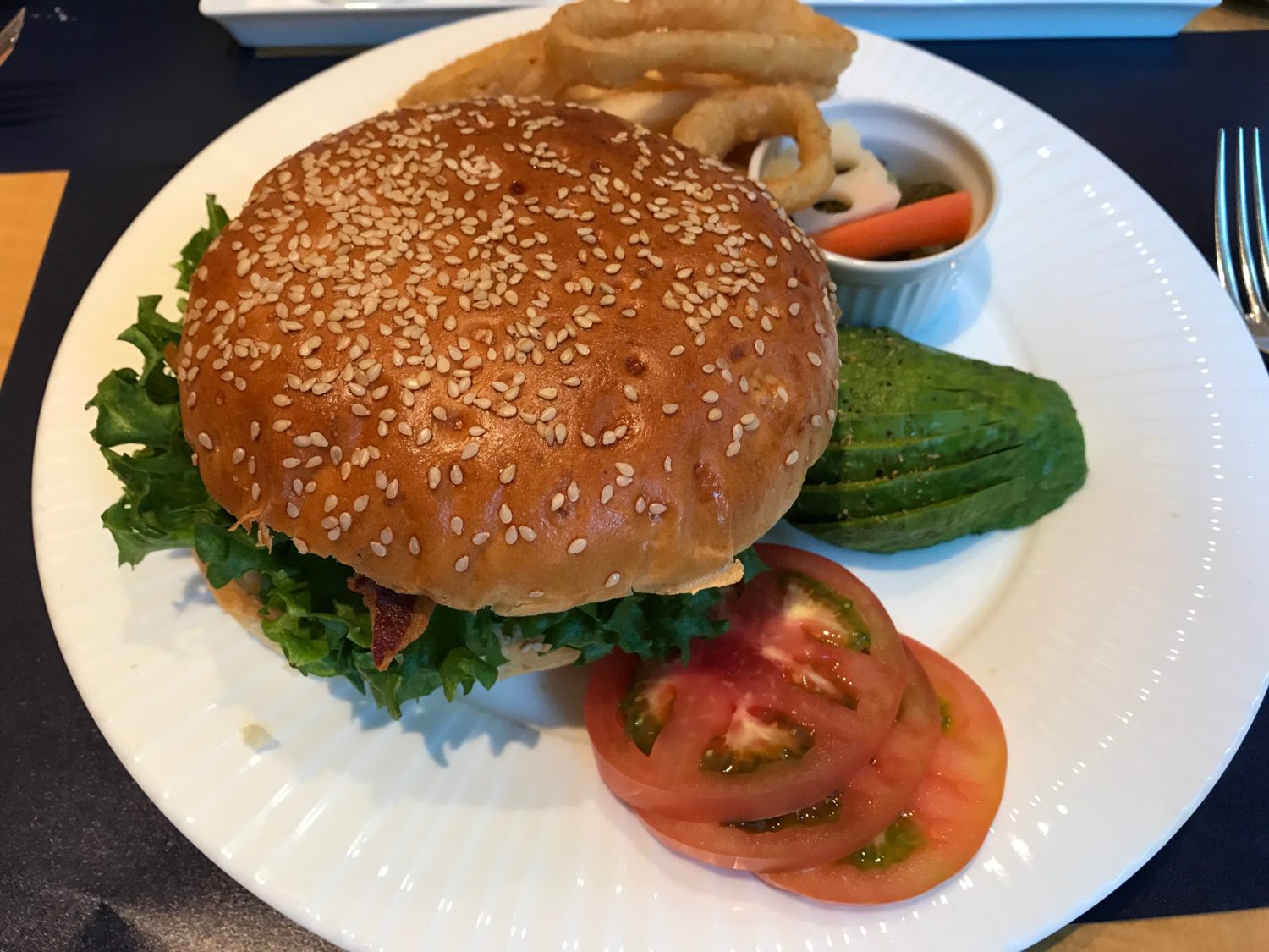 セルリアンタワー東急ホテルで食べた「ビッグハンバーガー」は、ひとりでは食べきれない大きさ