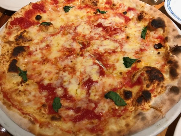 トマトソースとバジルのシンプルなピッツァ