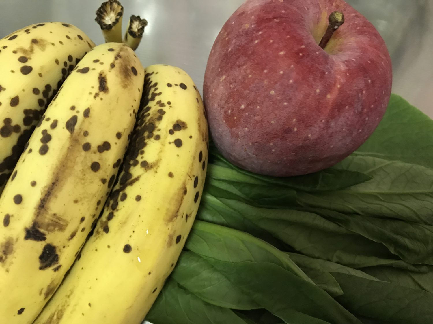 今日のスムージー　2017.07.30.　バナナと小松菜にリンゴを入れたスムージー