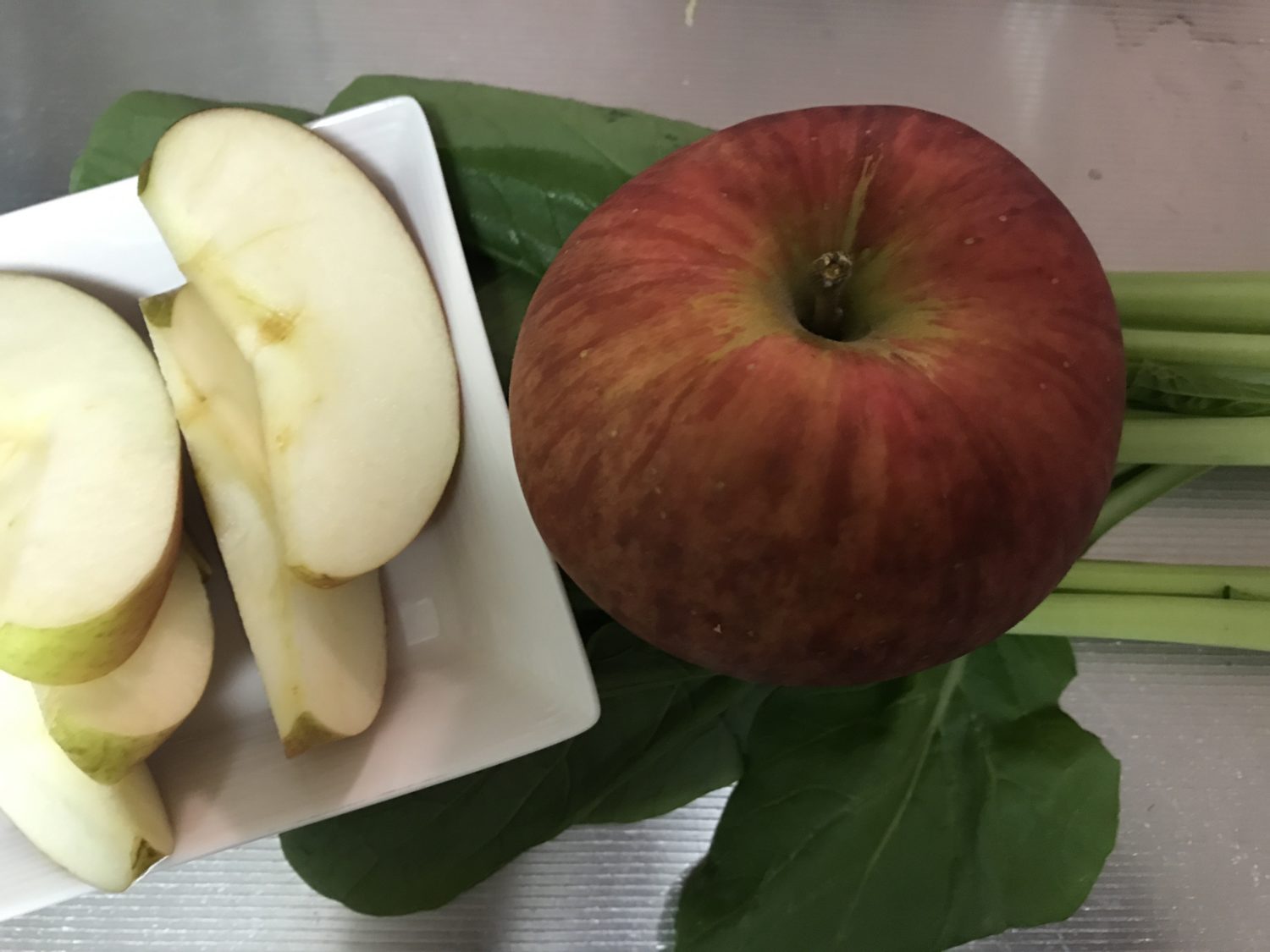 今日のスムージー　2017.10.15.　悪玉コレステロール値を下げるリンゴと小松菜のスムージー
