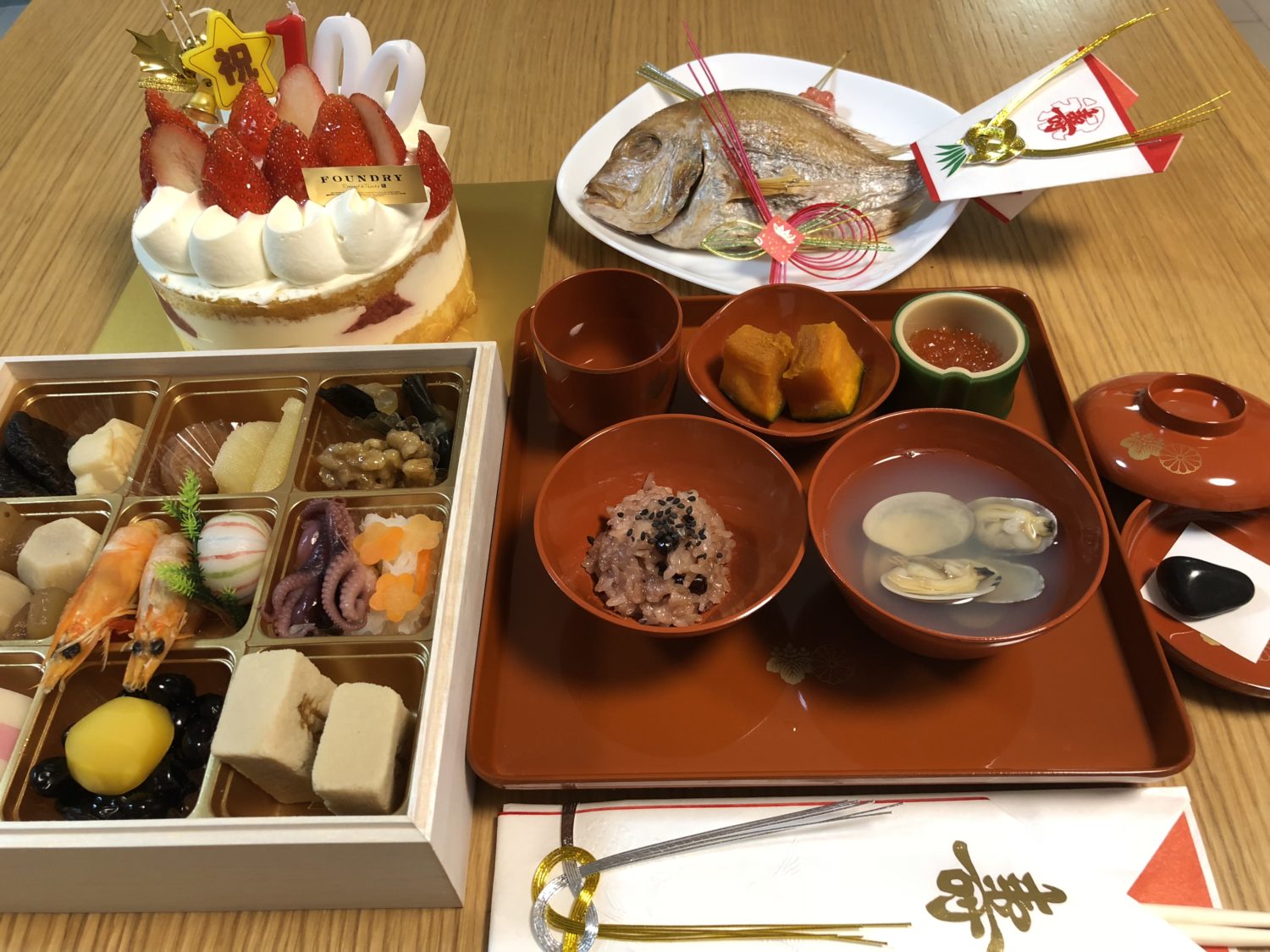 お食い初め（100日祝い）は、明治神宮のお椀に季膳味和のお料理と、デザートは軽井沢ファウンドリーのイチゴのホールケーキ